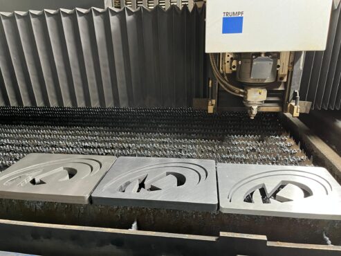 Het logo van Keizers Metaal is uitgesneden met een laser van Trumpf in verschillende metalen platen.